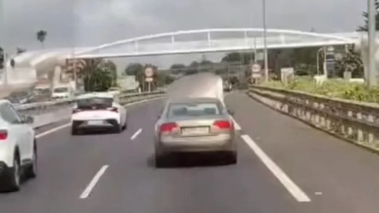 Insólito: condutor em tenerife anda de capot aberto