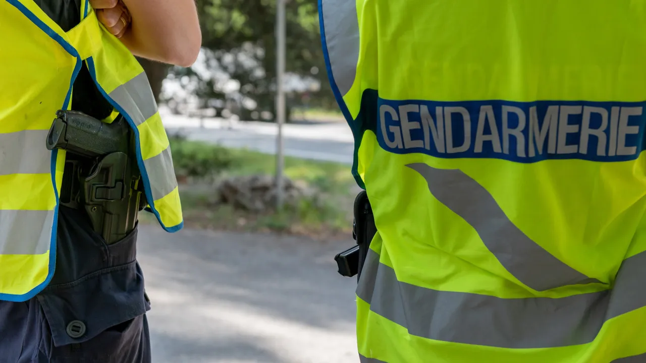 Jovem encontrado morto à beira de uma estrada em frança