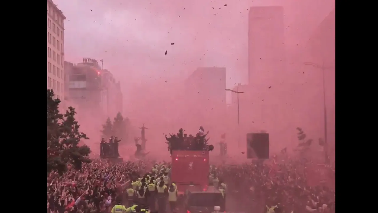 'you'll never walk alone'. Eis a 'louca' festa pelas ruas de liverpool
