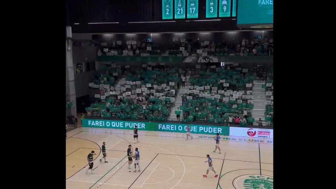 Adeptos receberam bicampeão sporting com esta coreografia no clássico
