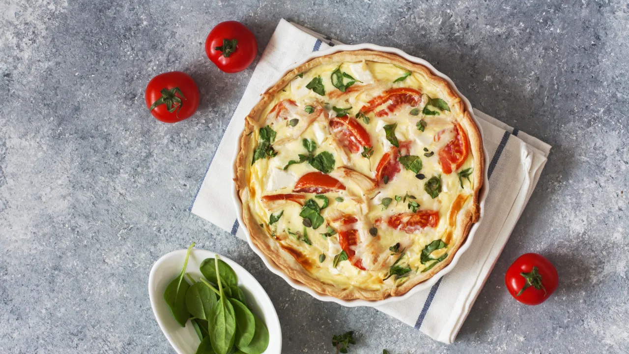 Almoço? Esta quiche de tomate é (mesmo) de 'comer e chorar por mais'