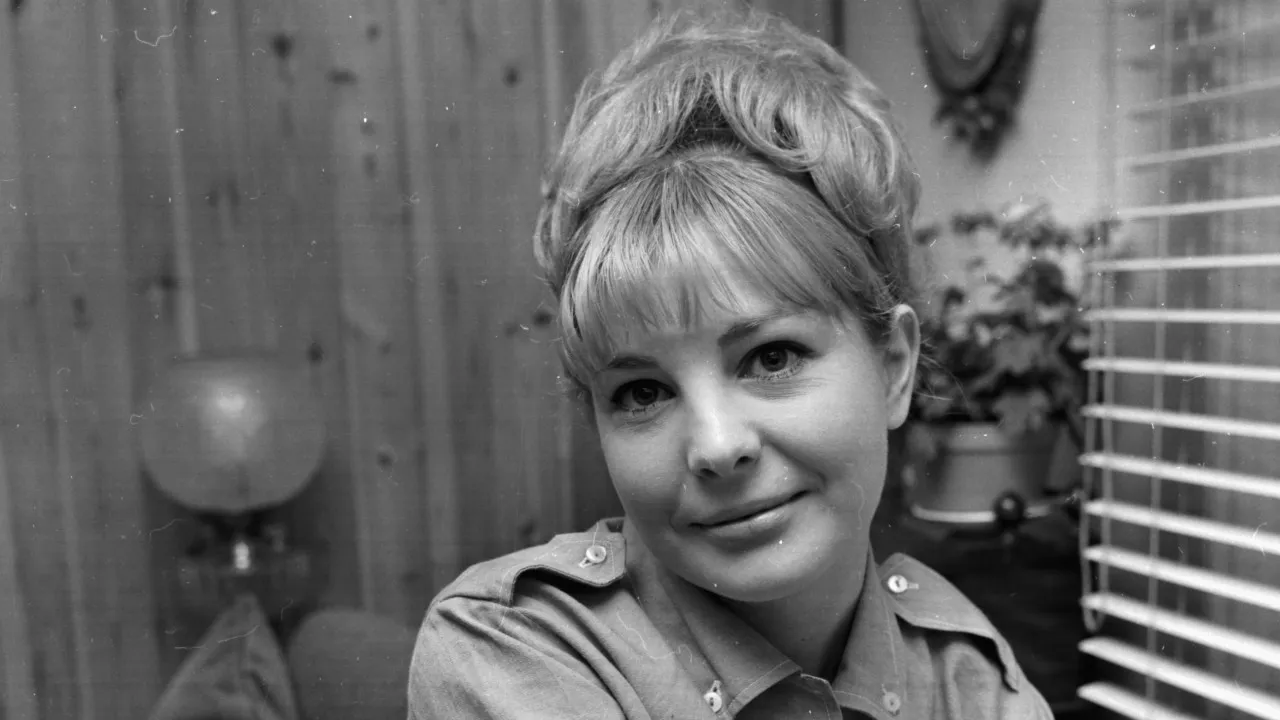 Barbara ferris, estrela de 'coronation street', morre aos 85 anos