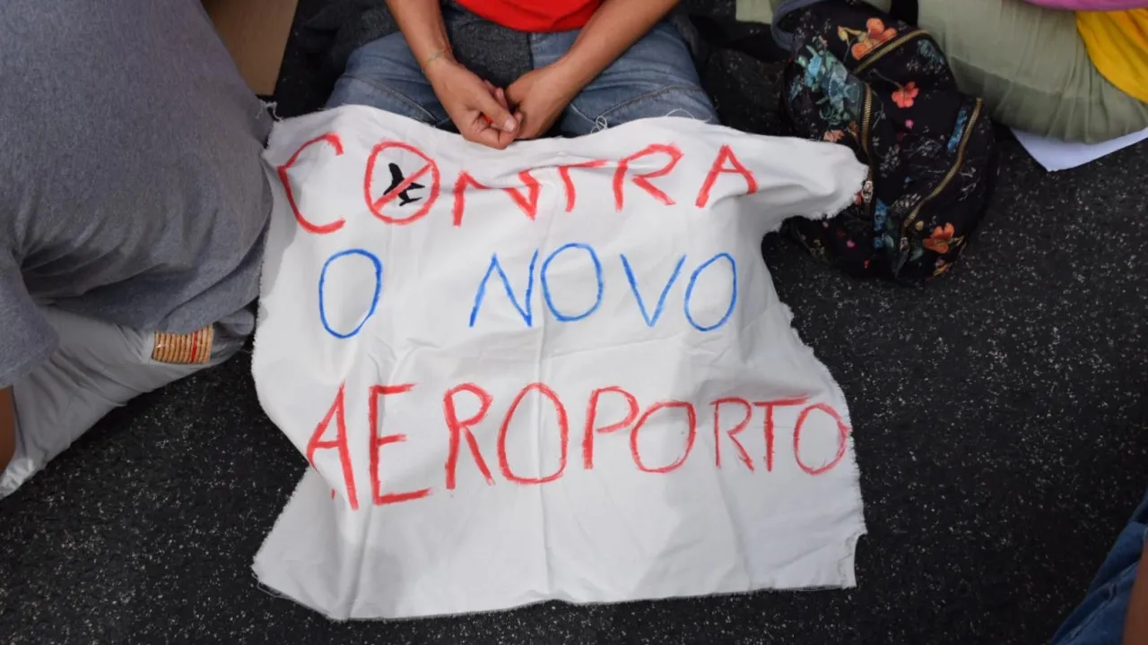 Aberta investigação a ativistas detidos perto do aeroporto