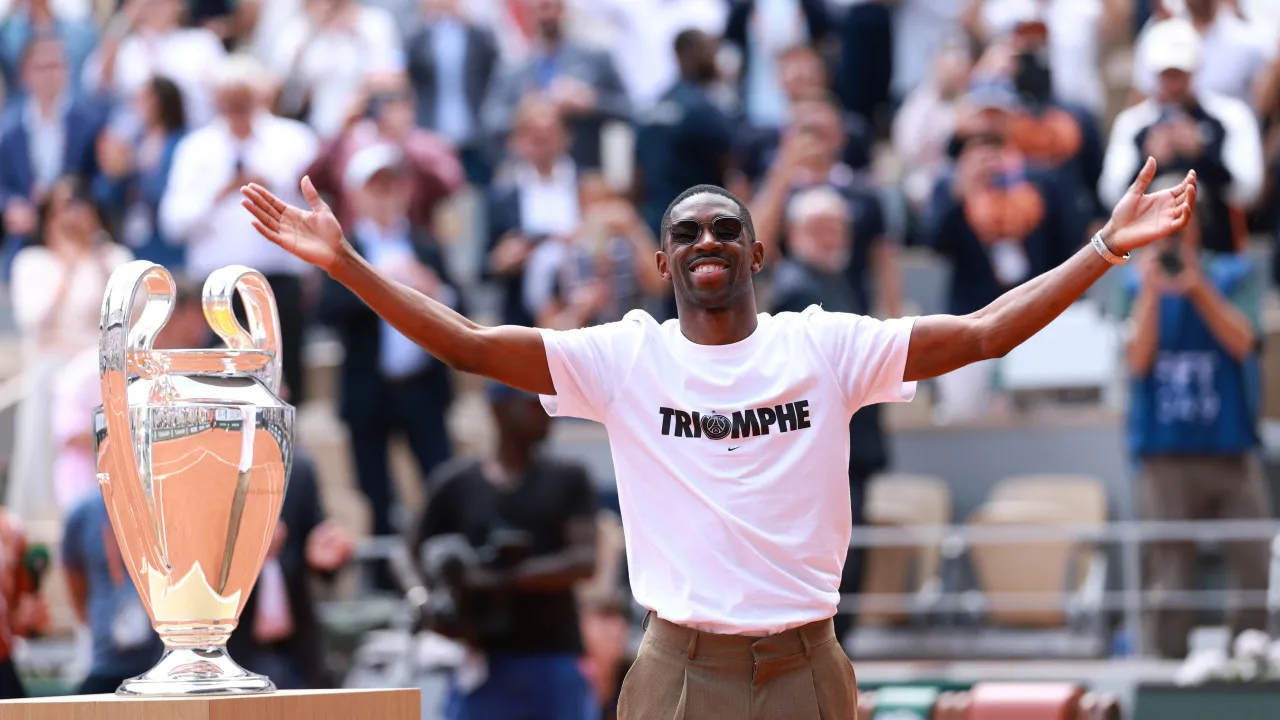 A festa não para. Dembélé mostra troféu da champions em roland garros