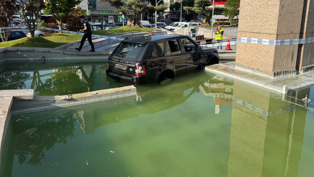 Idoso sofre ataque cardíaco ao volante e carro cai numa fonte em vigo