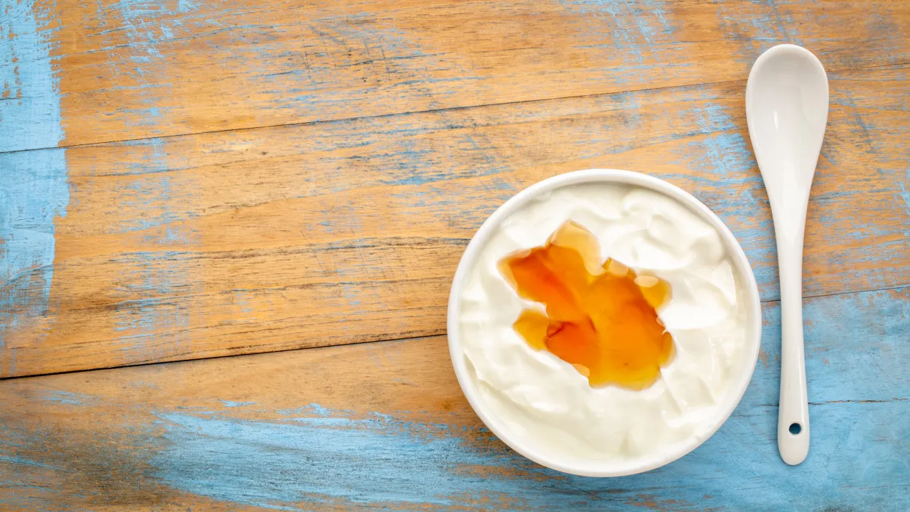 O snack para dormir melhor que só leva dois ingredientes
