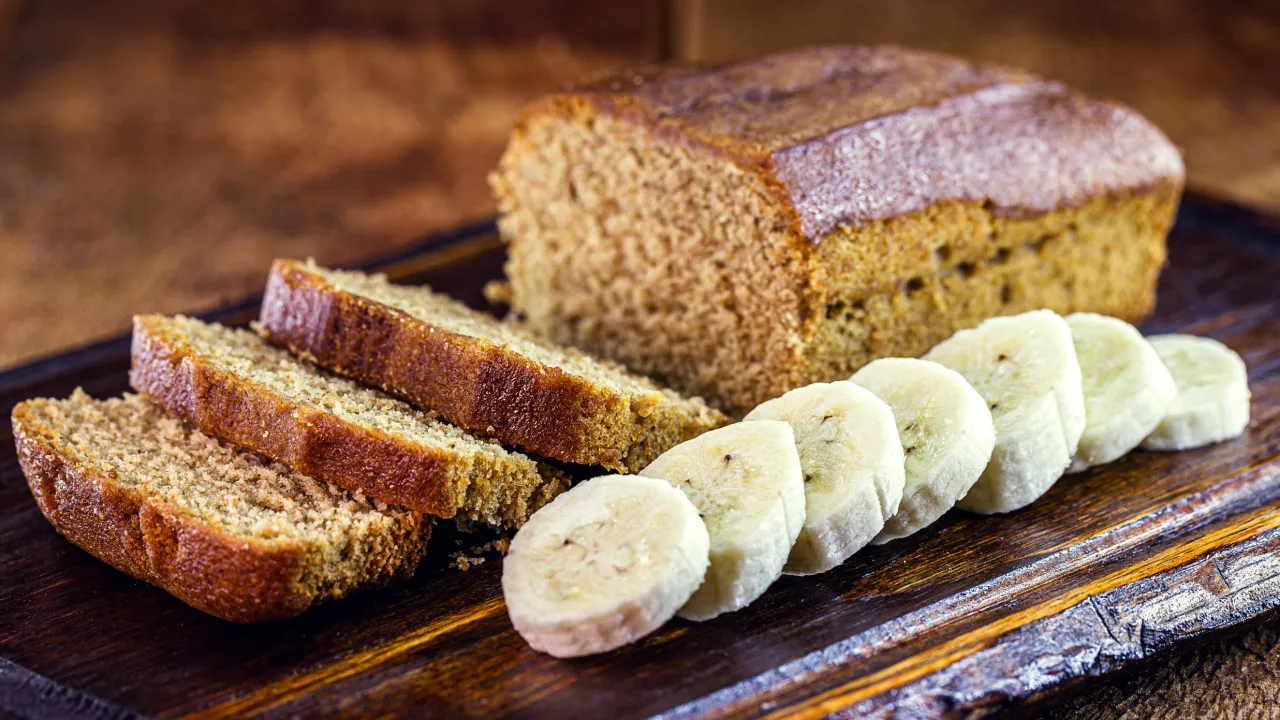 Sem glúten e sem açúcar. Aqui tem uma receita de bolo de banana 'fit'