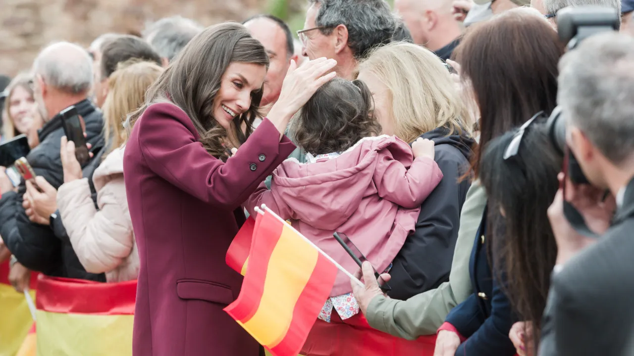 Letizia: elegante e próxima da população em nova visita institucional