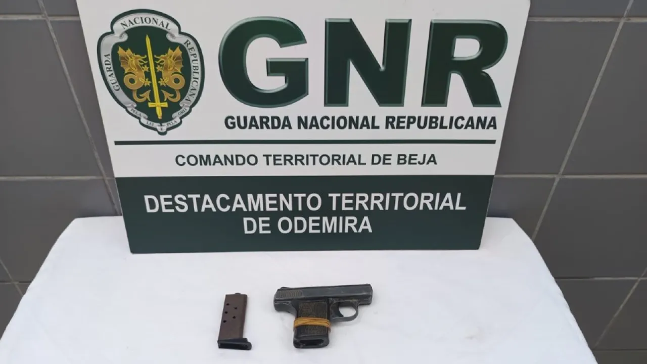 Homem de 49 anos detido com arma proibida após ameaças no algarve