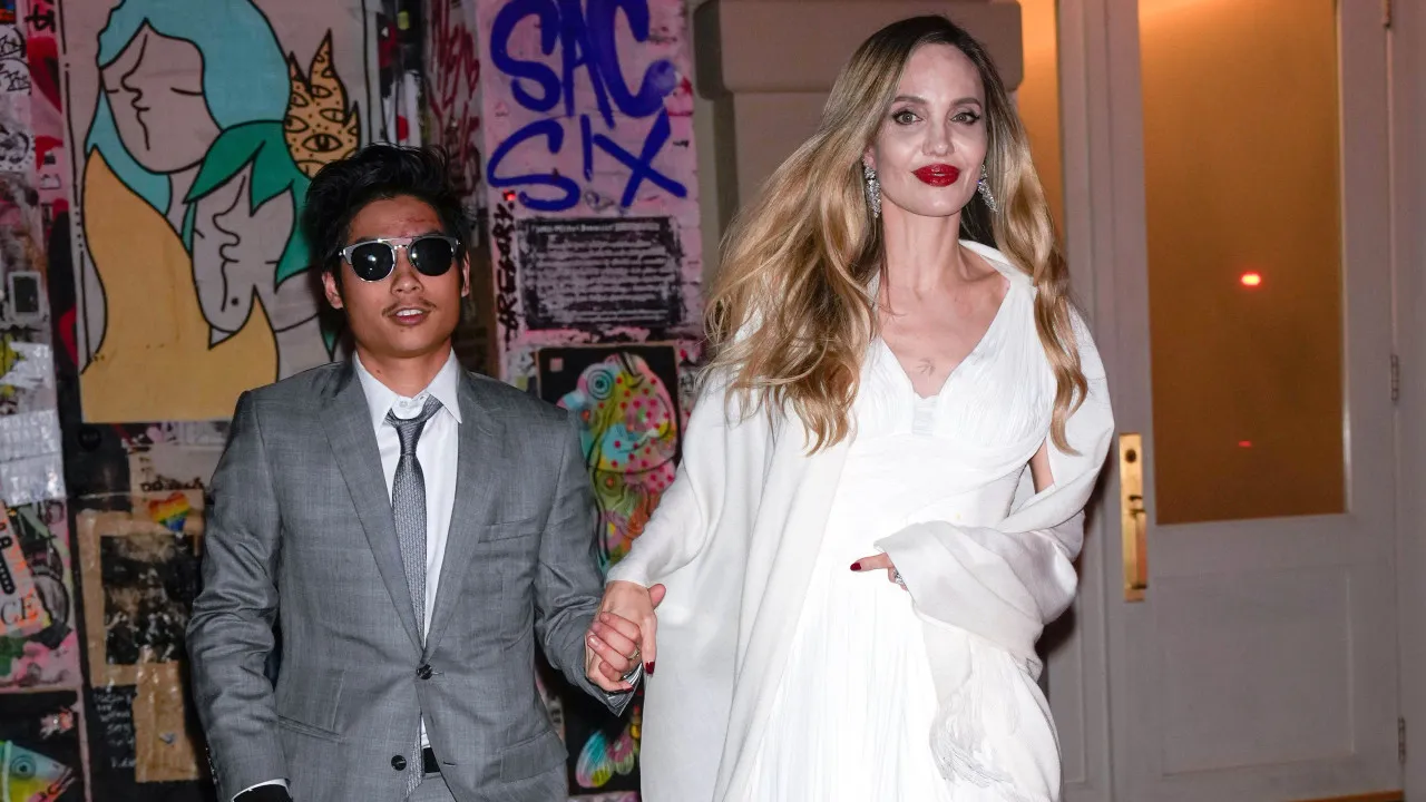 Filho de angelina e brad pitt embriagado ao sair de bar de striptease