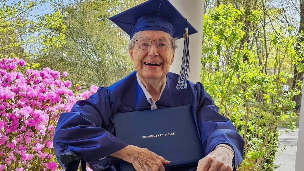 Gravidez obrigou-a deixar universidade. Aos 88 anos, licenciou-se