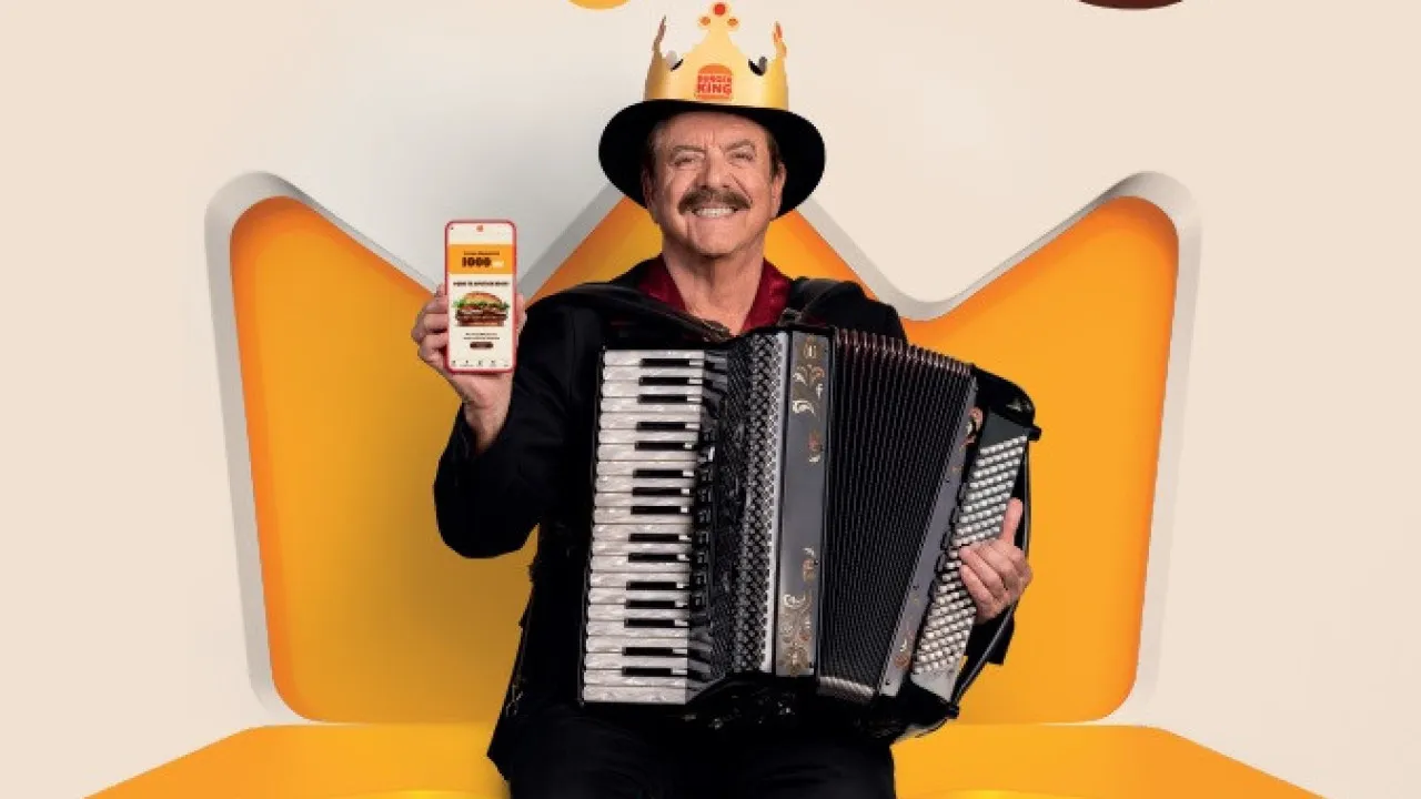 Quim barreiros faz música para restaurante de fast-food.
