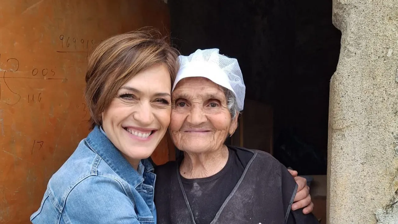 Fátima Lopes visita aldeia e é recebida com amor.