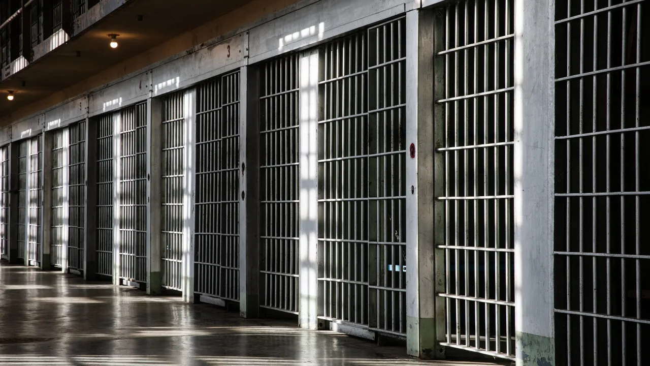 Reclusos contam "verdadeira história" em livro escrito numa prisão