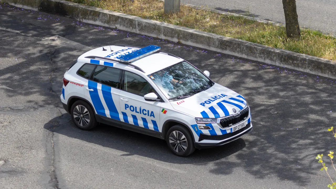 Pede isqueiro emprestado e furta telemóvel a turista. Foi detido pela PSP