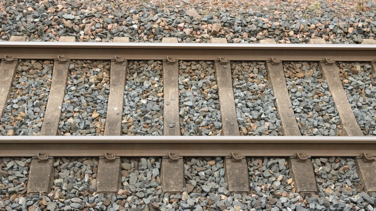 Motociclista morre atropelado por comboio em Barcelos