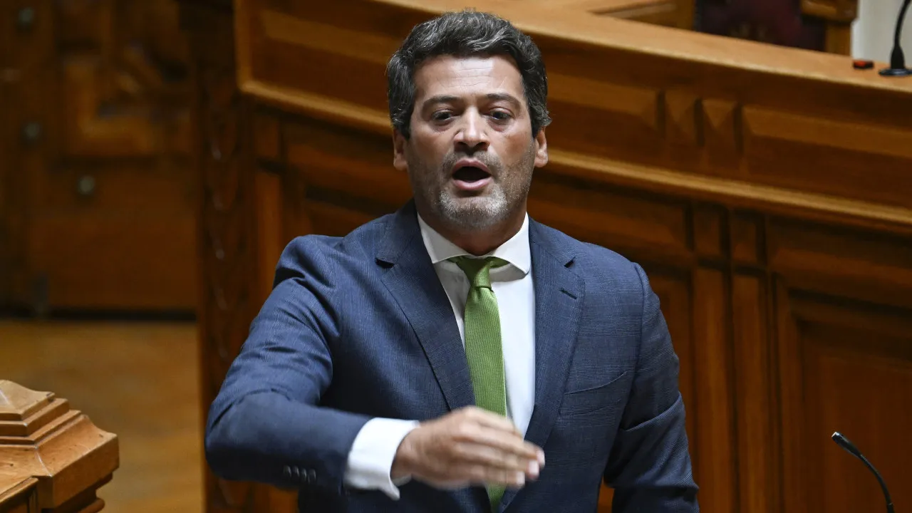 Ventura quer expulsão de militante detido por suspeitas de atear fogos - NotÃcias ao Minuto