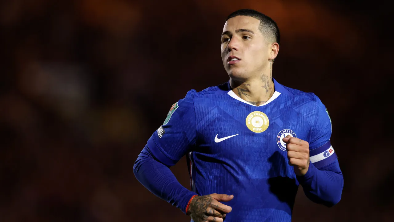 Enzo Fernández foi castigado pelo Chelsea e vai falhar dois jogos