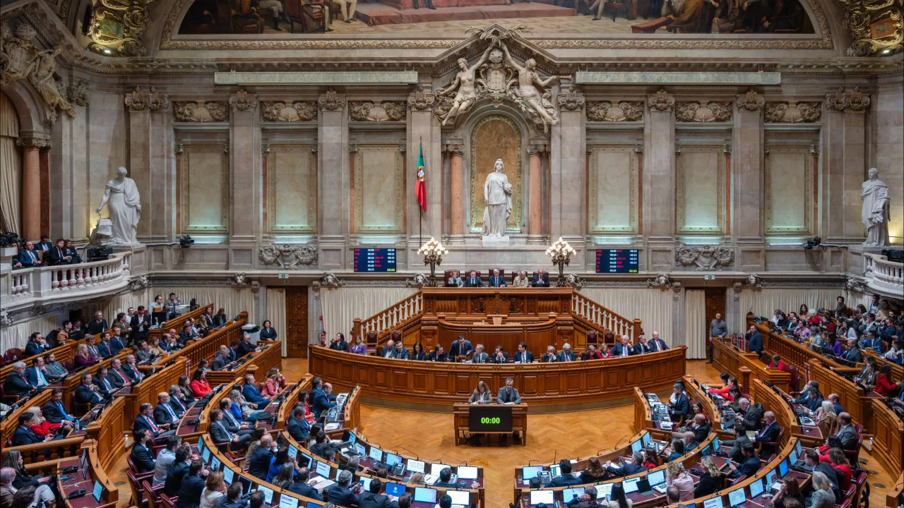 Parlamento assinala hoje aprovação da Lei Fundamental em sessão solene
