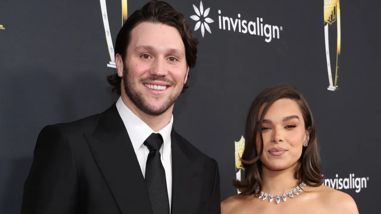 Hailee Steinfeld e Josh Allen foram pais pela primeira vez: "Abençoados"
