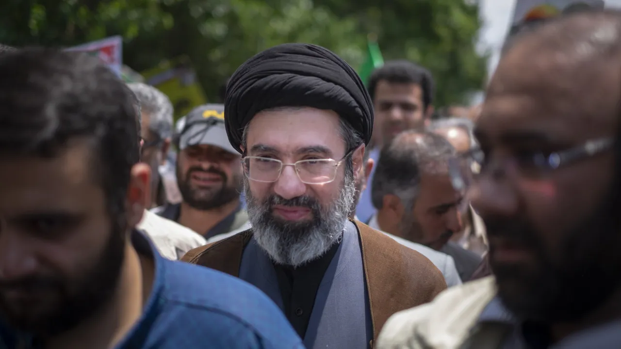 Khamenei terá ficado desfigurado e ferido nas pernas, mas está "lúcido"