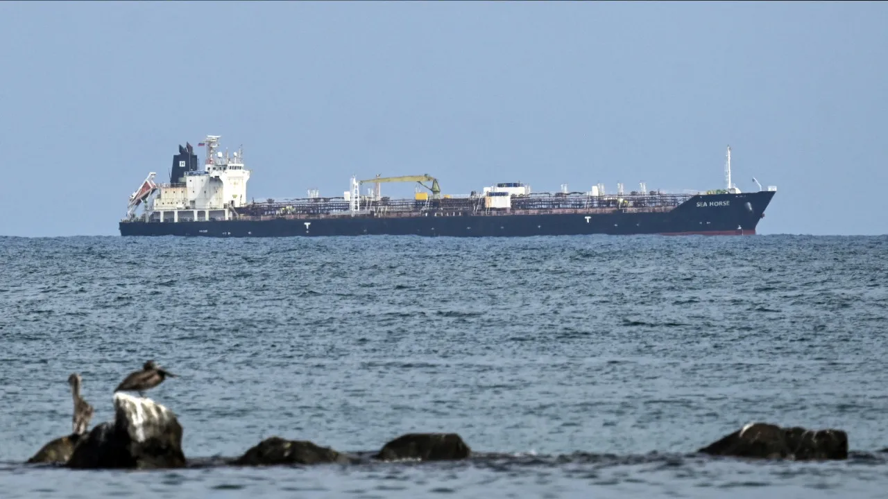 Cuba descarrega 100 mil toneladas de petróleo bruto de petroleiro russo