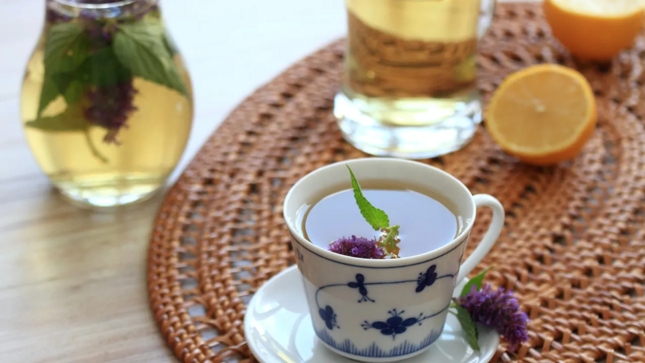 Comeu demais? Três chás que ajudam a melhorar a digestão