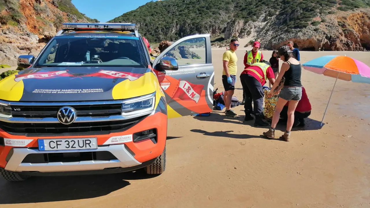 Praticante de parapente auxiliado após sofrer fratura em Vila do Bispo
