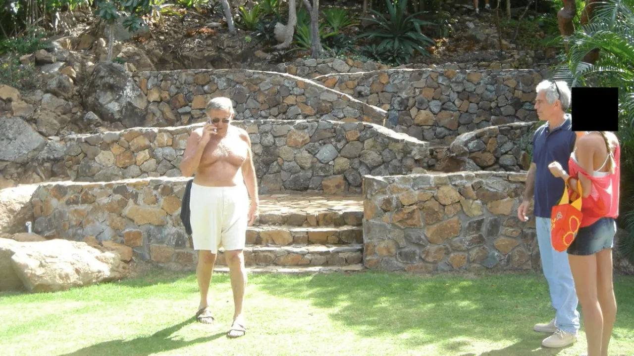 E-mails entre Epstein e médico sugerem cirurgias para fugir à polícia