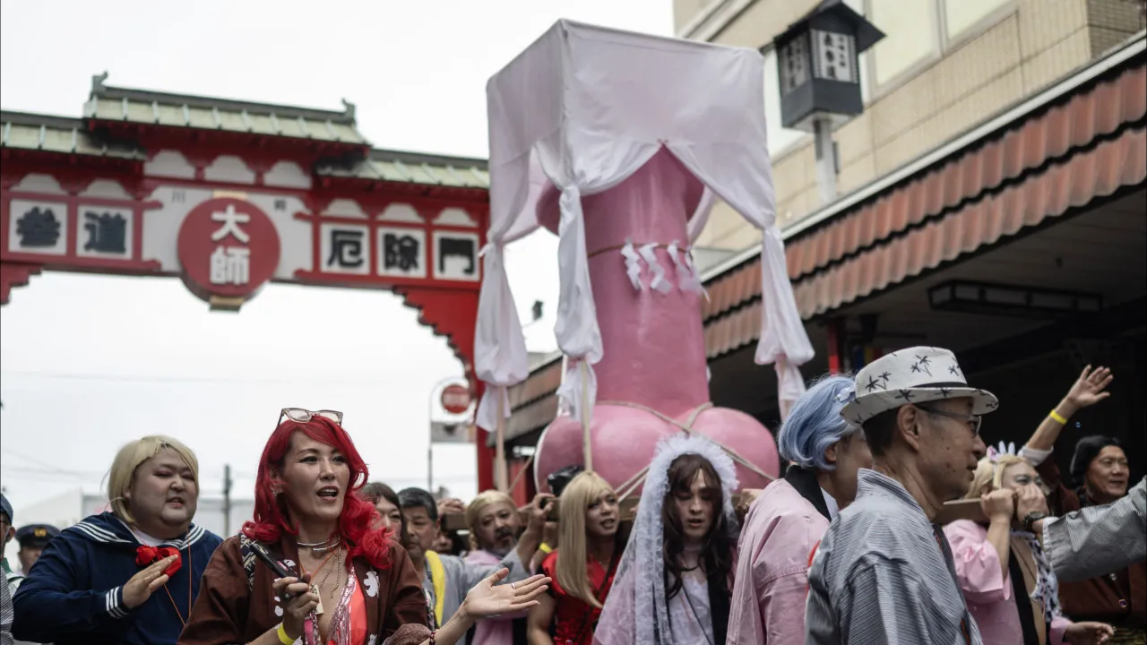 Altares, doces e chapéus em forma de pénis saem à rua em Tóquio. Veja