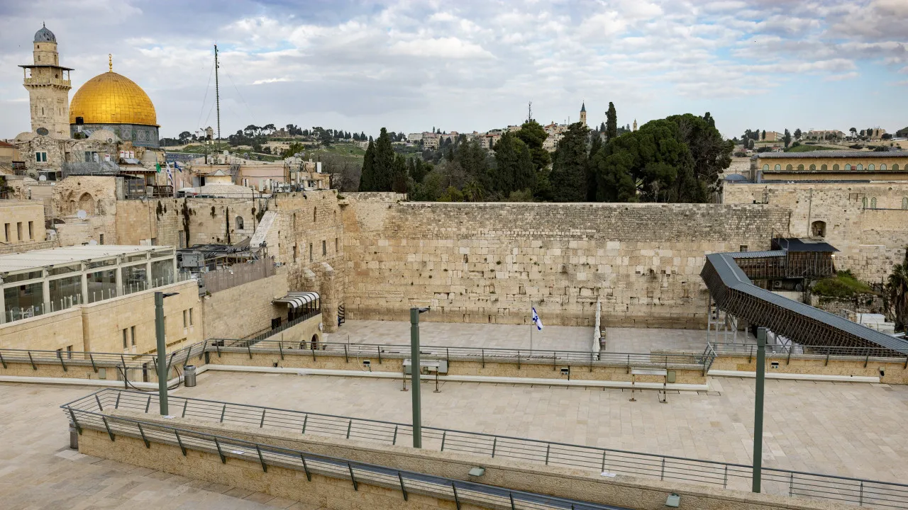 Supremo israelita aumenta número máximo de fiéis no Muro das Lamentações