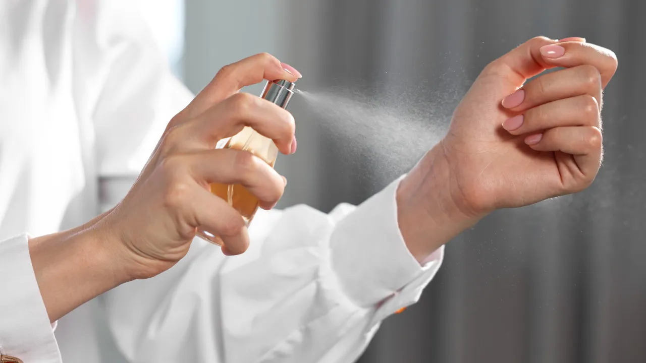 Andou a vida inteira a colocar mal o perfume. Eis como fazer corretamente