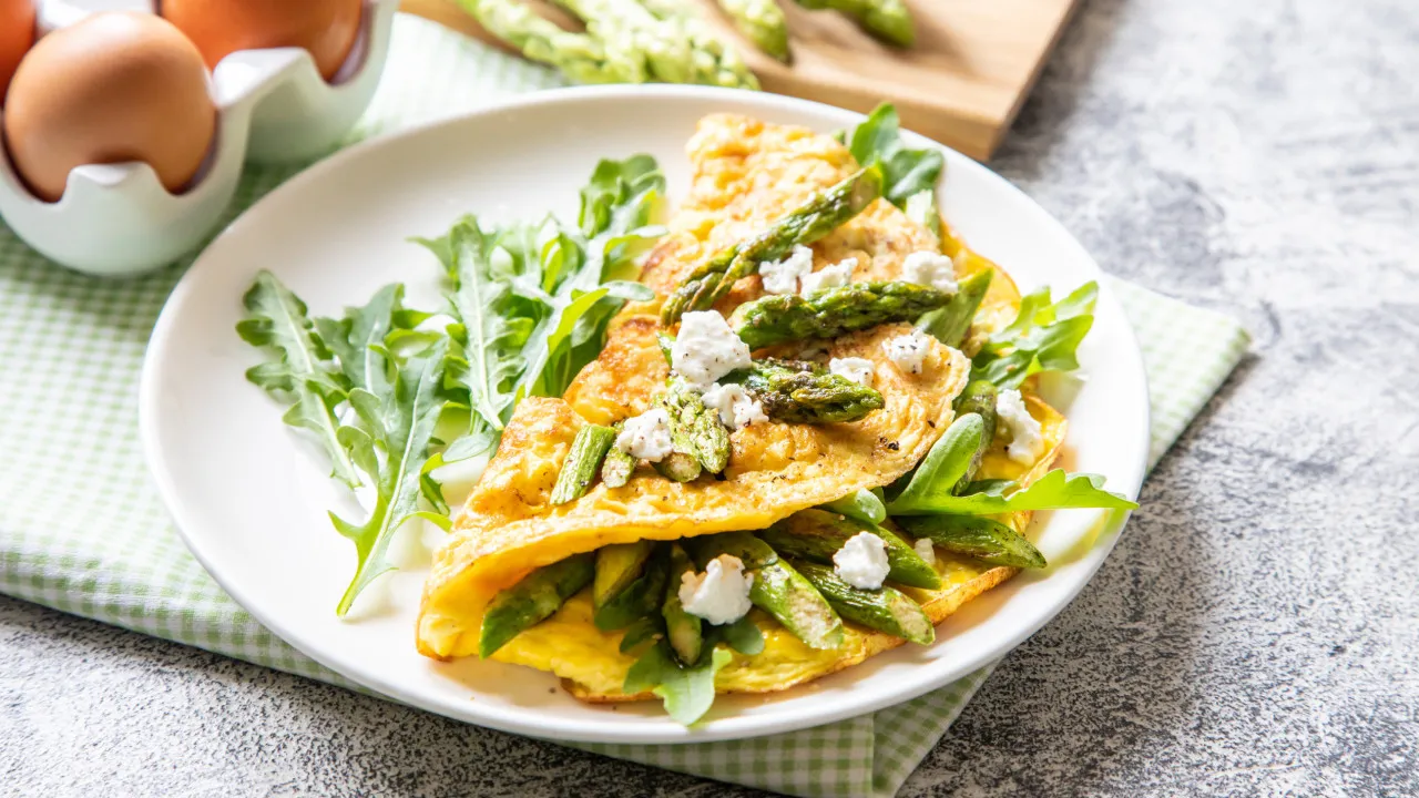 O que fazer com espargos? Eis 2 sugestões de receitas primaveris