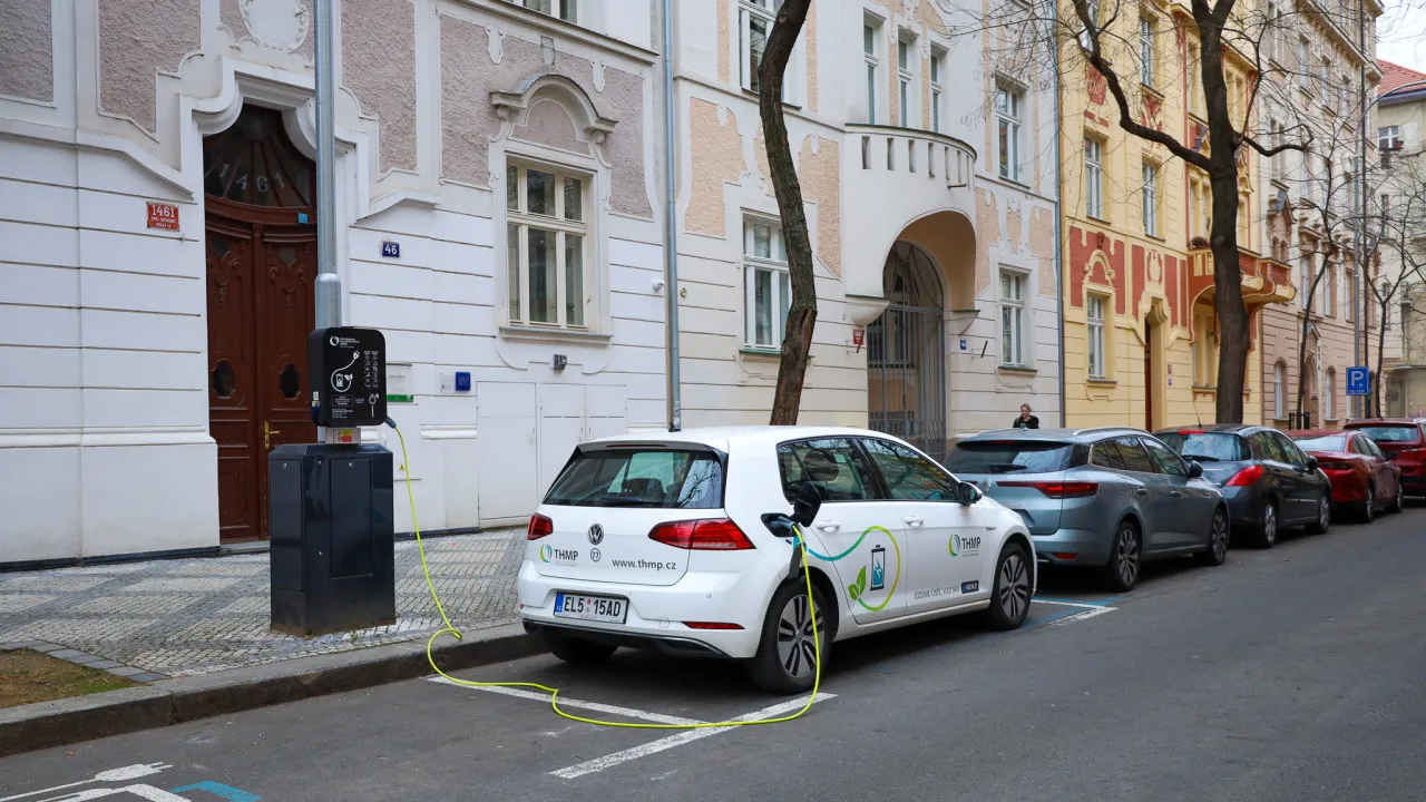 Praga aposta em candeeiros que carregam carros elétricos