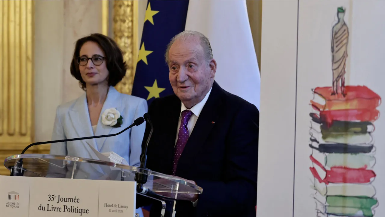 "Muito emocionado". Juan Carlos recebe prémio em Paris ao lado das filhas