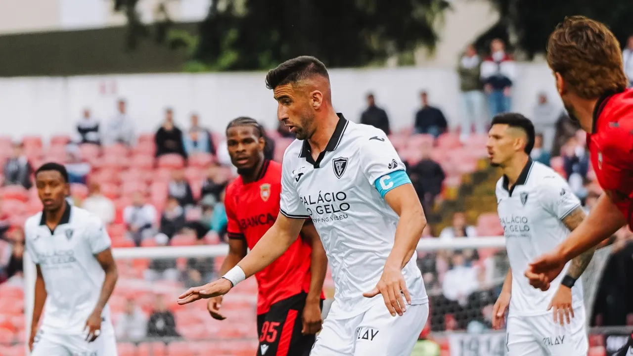 Académico escorrega na chuva de golos em Penafiel. Marítimo pode fugir
