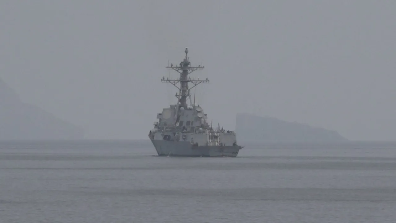 Navios dos EUA atravessam estreito de Ormuz para iniciar remoção de minas