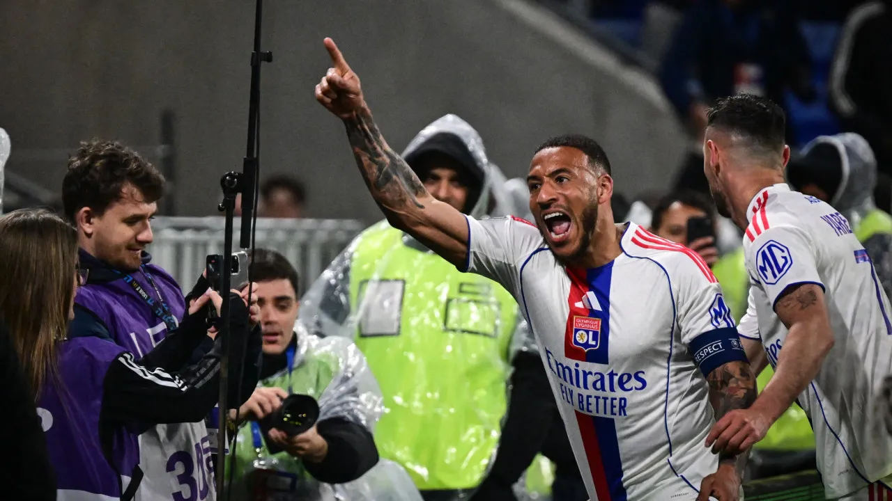 Lyon e Paulo Fonseca regressam às vitórias e sobem aos lugares europeus