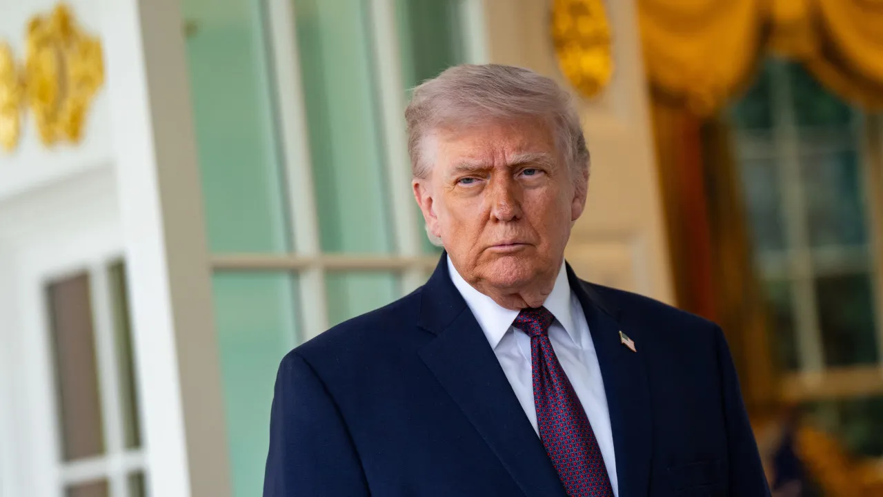 Trump anuncia bloqueio a portos e critica Papa: "Grande fraqueza"