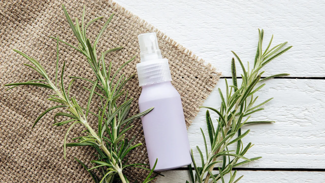 É barata e faz bem ao cabelo! Como fazer e usar água de alecrim