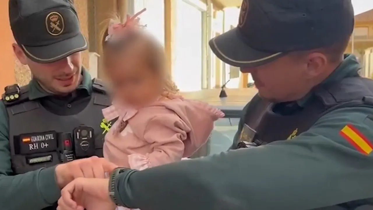 Dois agentes salvam vida de bebé em Espanha (e agora reencontraram-se)