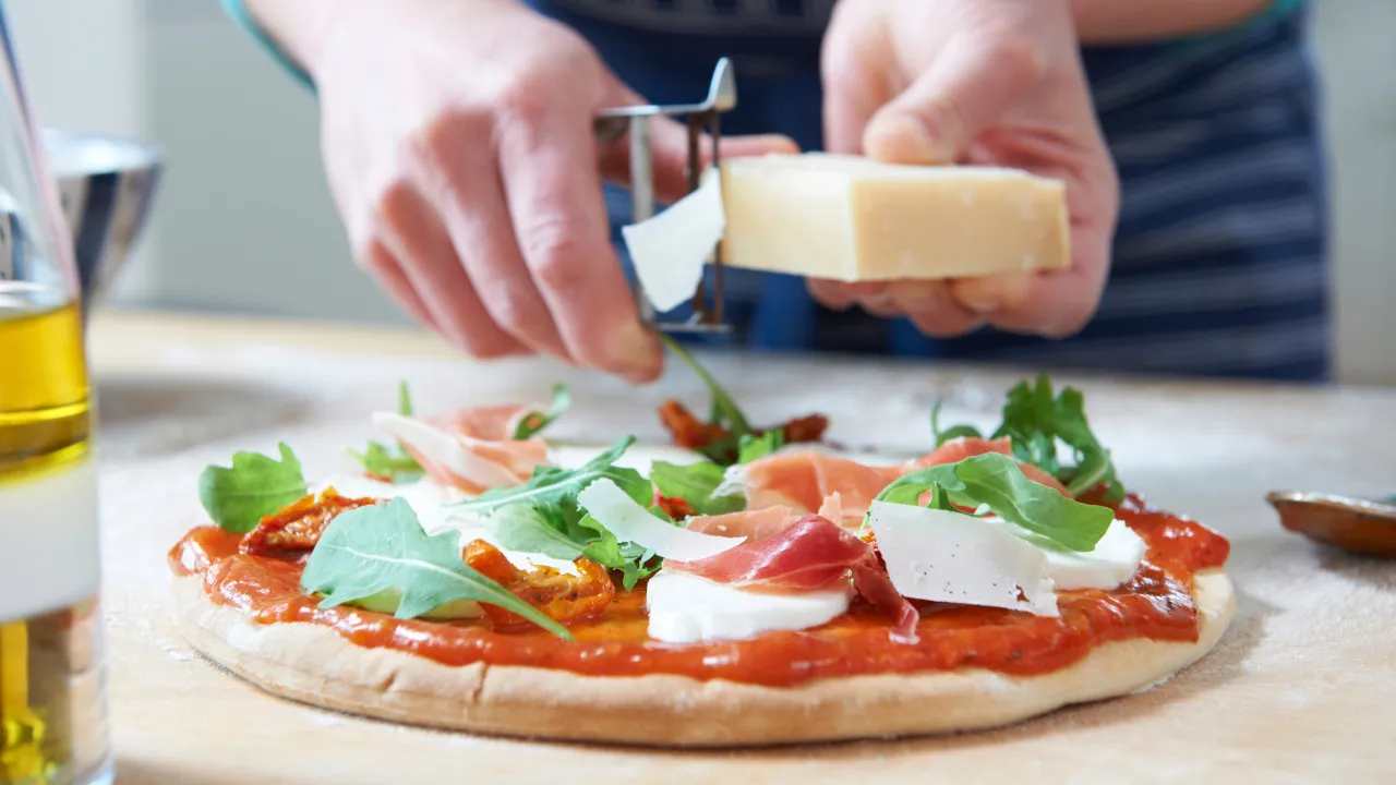 A massa de pizza que pode fazer no liquidificador em segundos