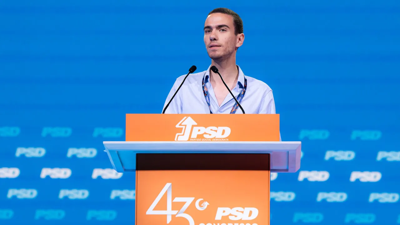 "Falso valente" e "catavento político" Ventura. Líder da JSD ataca Chega