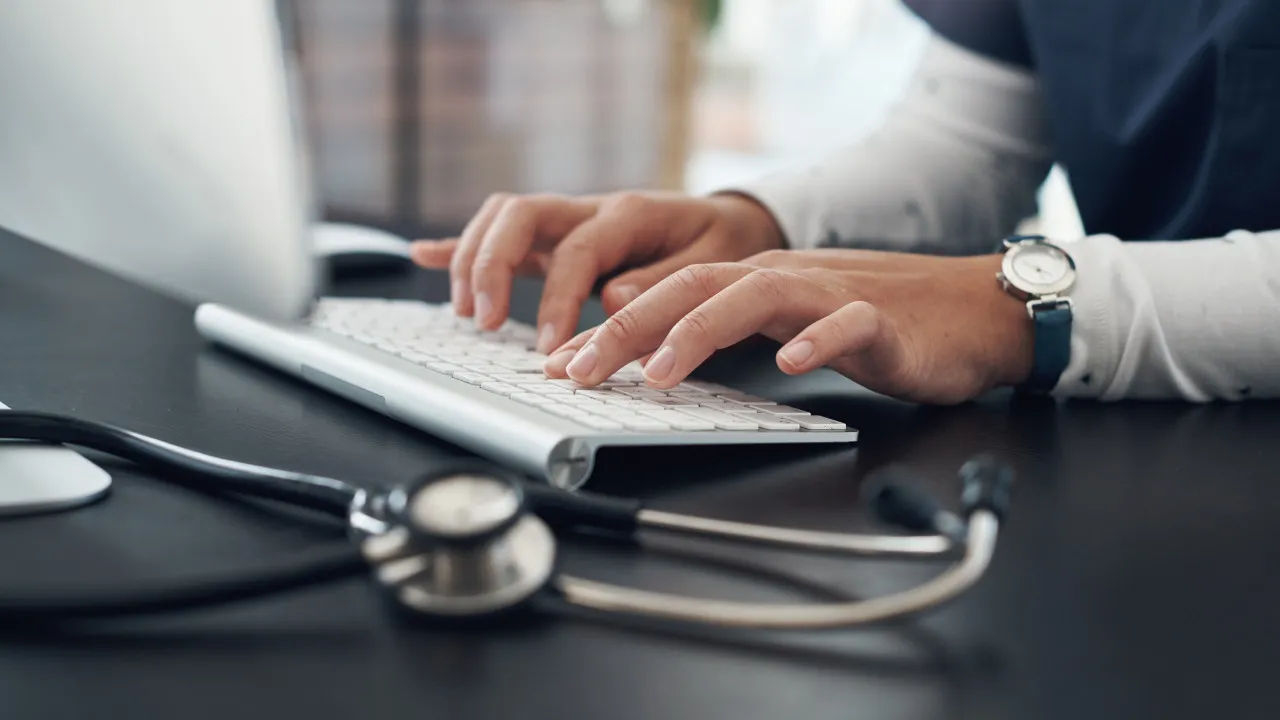 Quatro meses para médicos ficarem em centros de saúde? "Incompreensível"