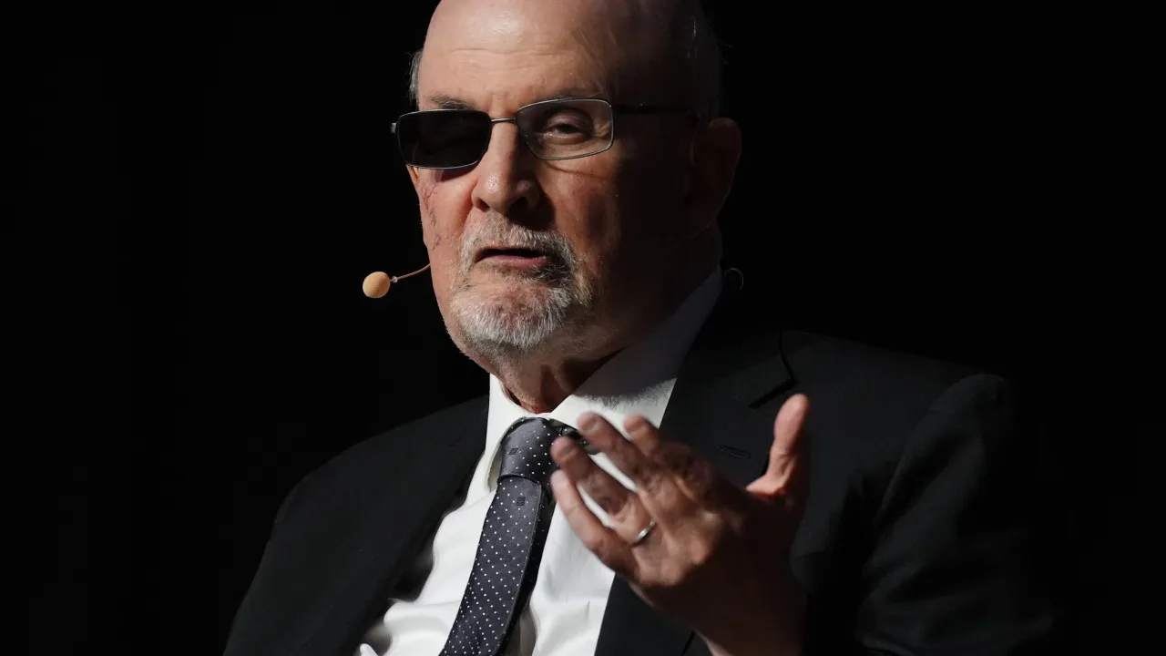 Salman Rushdie teve faca "a um milímetro do cérebro" durante ataque