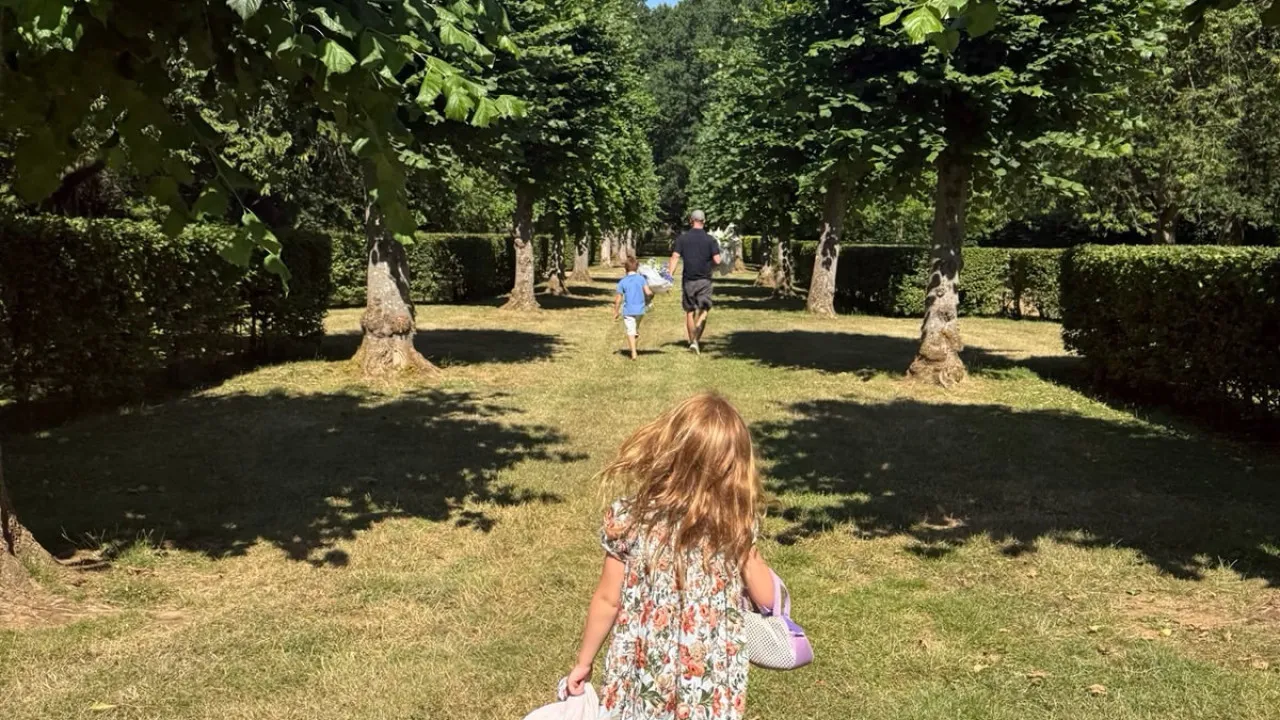 Além de Portugal, Meghan e Harry levam filhos à casa de infância de Diana