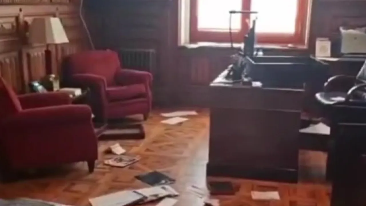 Gabinete de André Ventura vandalizado na Assembleia. PJ no local