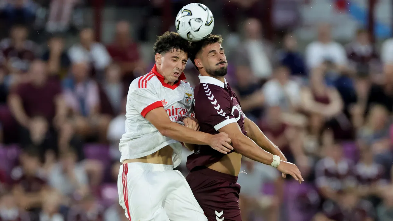 Marco, há aqui central. Palpitações na Escócia dão passagem ao Benfica