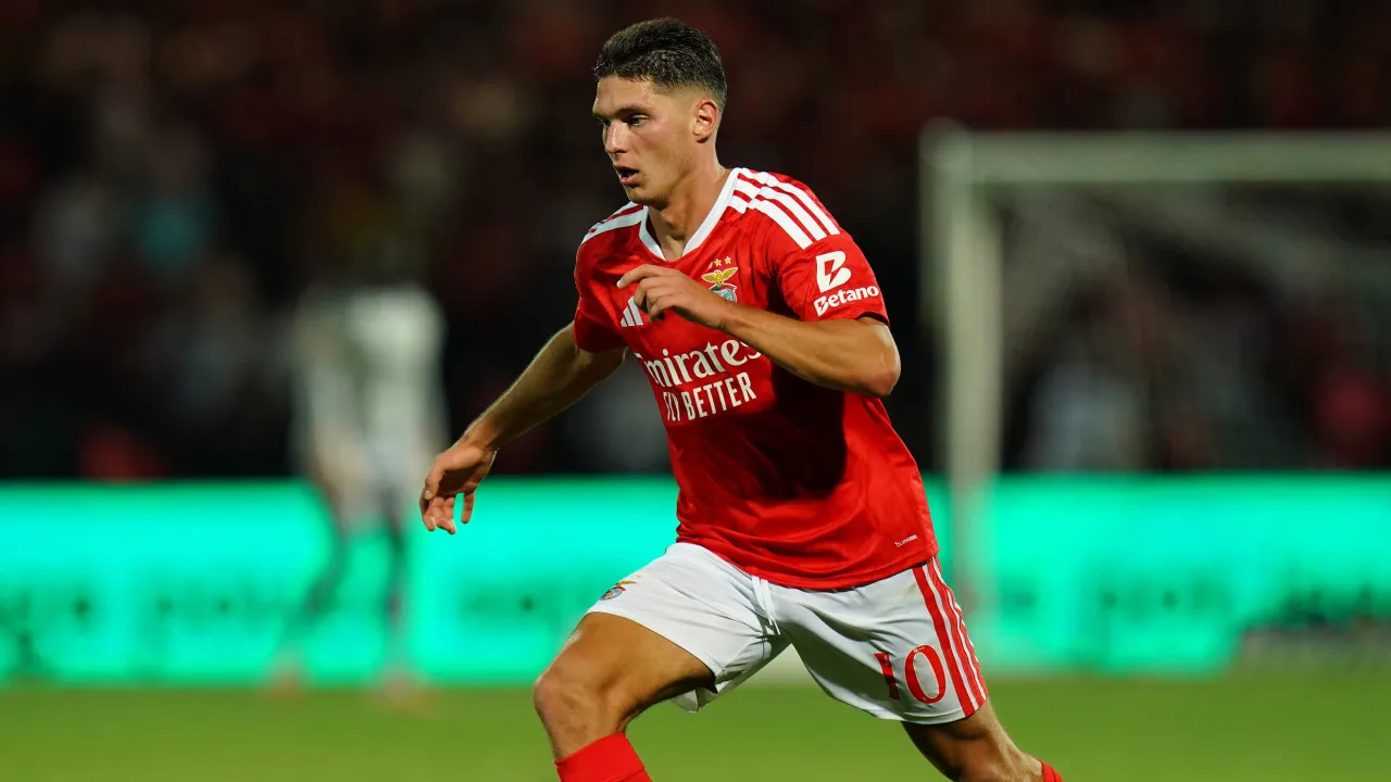 Benfica: Confiança total. Marco Silva não deixa cair Sudakov