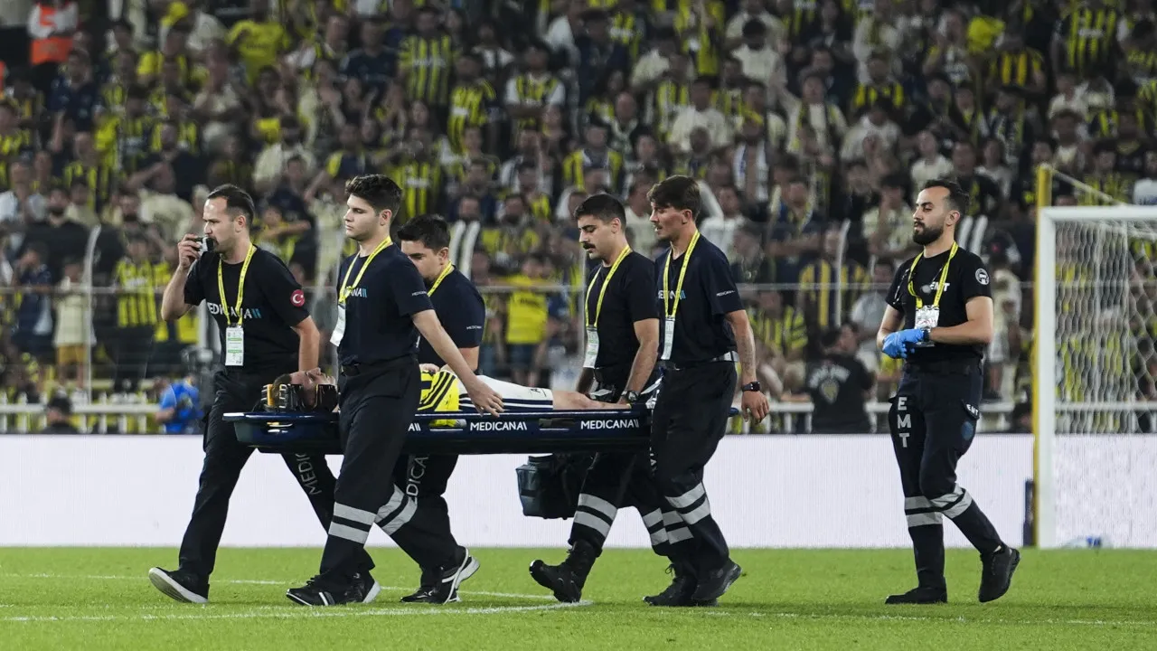 Kerem Akturkoglu, ex-Benfica, hospitalizado após lance arrepiante